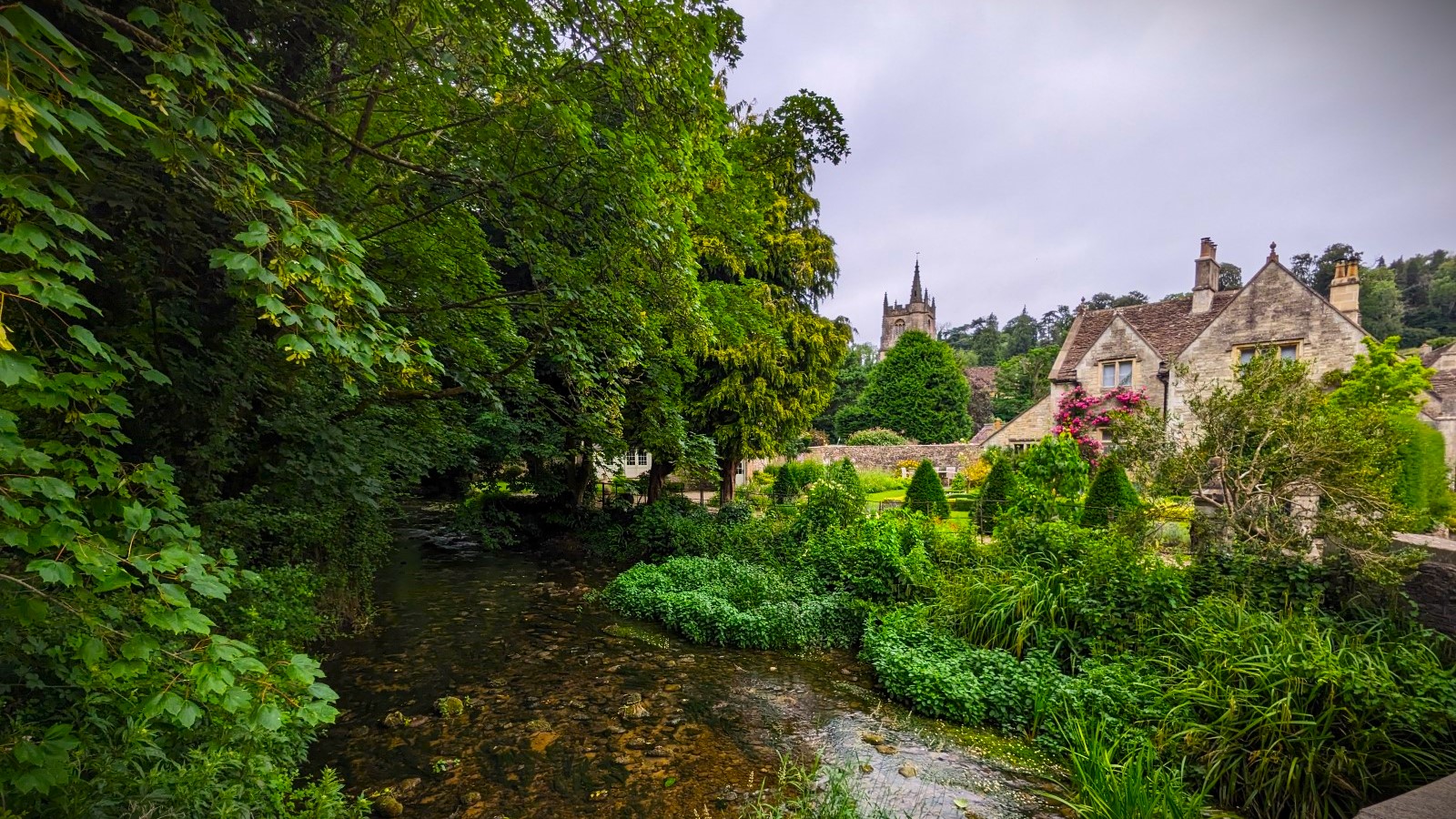 Castle-combe-road-trip-moto-angleterre-basalt-wales-tour