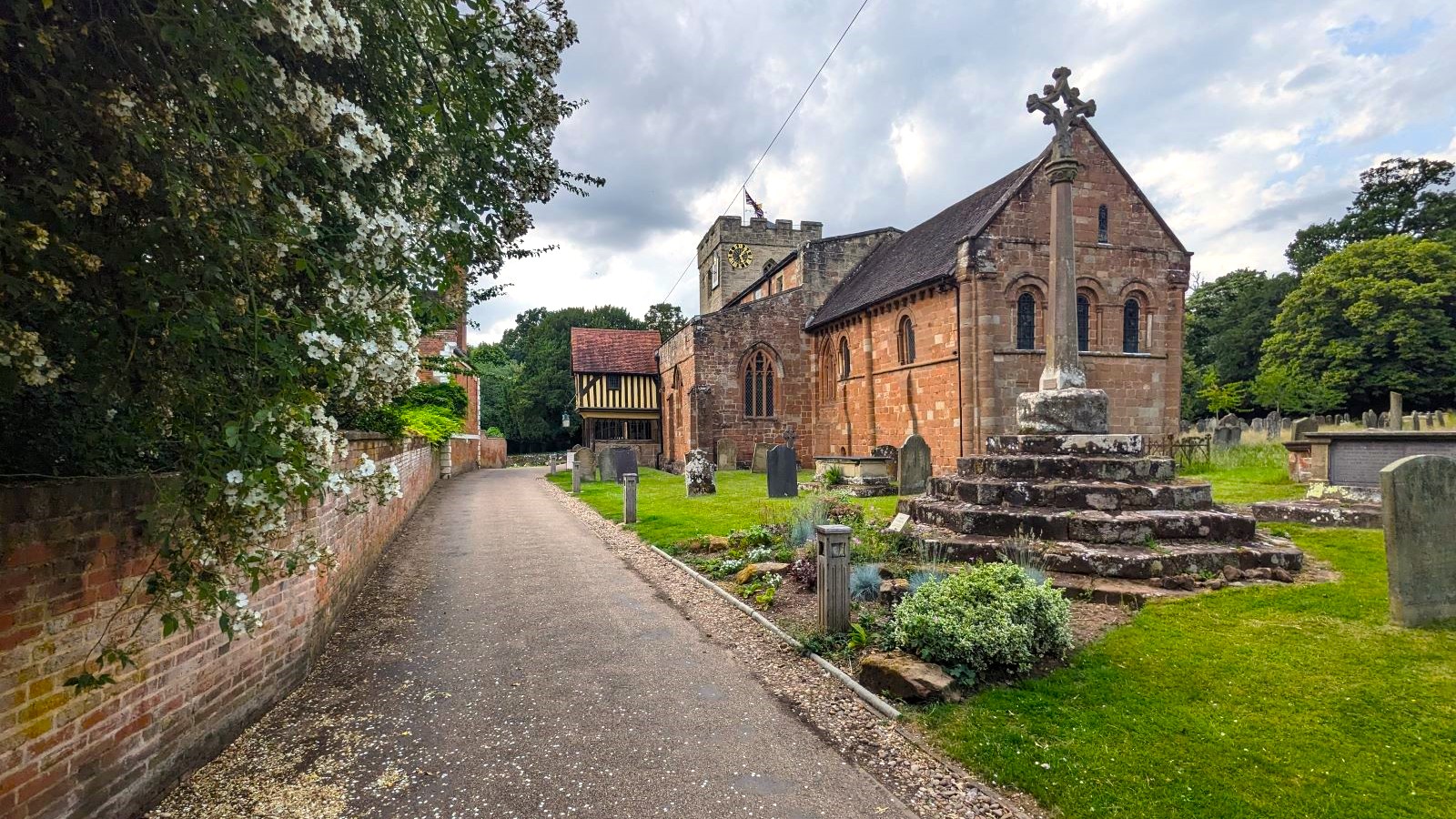 Charmante-eglise-road-trip-moto-angleterre-basalt-wales-tour