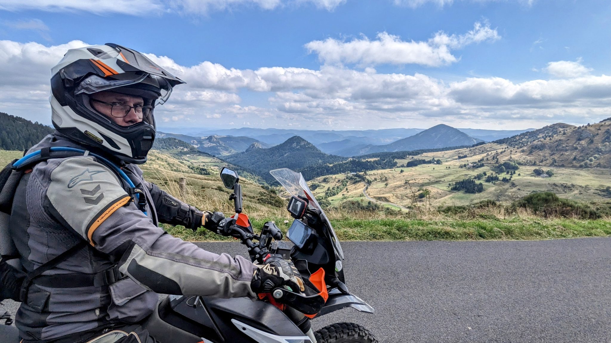 Panorama-sucs-raid-moto-massif-central-2048x1152-2