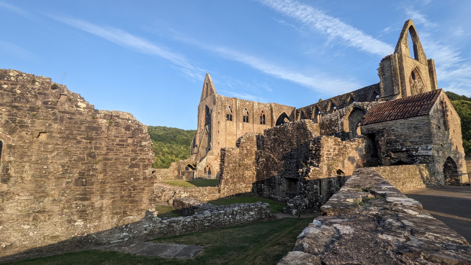 Tintern-Abbey-road-trip-moto-angleterre-basalt-wales-tour