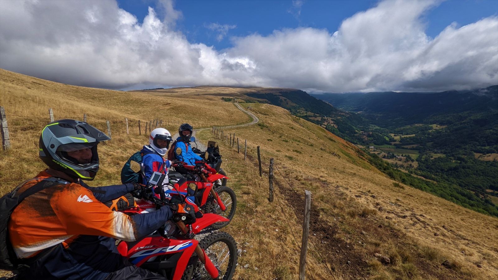 rando-moto-cantal-panorama-vallee-1