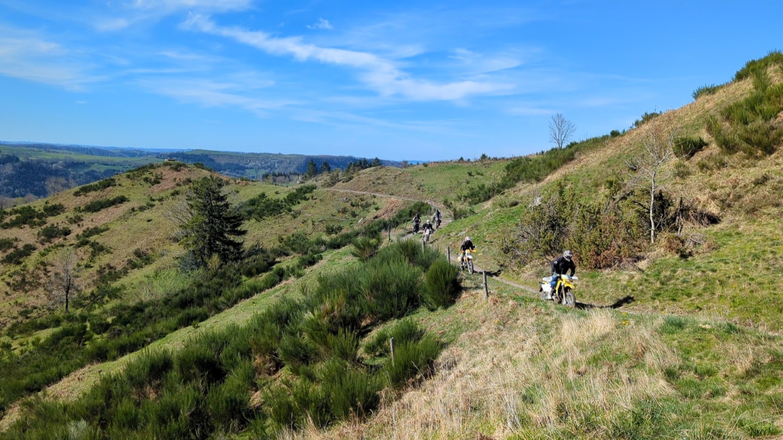 rando-moto-cantal-pistes-volcan