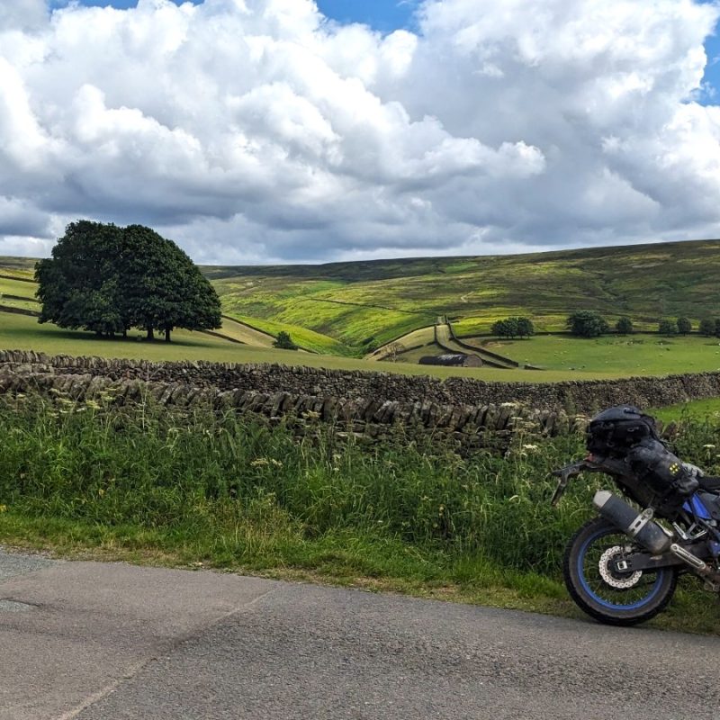 collines-galloises-road-trip-moto-angleterre-basalt-wales-tour